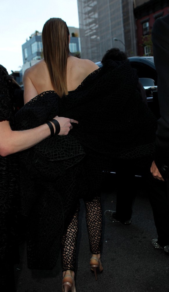 Джессика Бил. Джессика направляется на Met Gala вместе с Джамбатиста Валли (6 мая 2013):