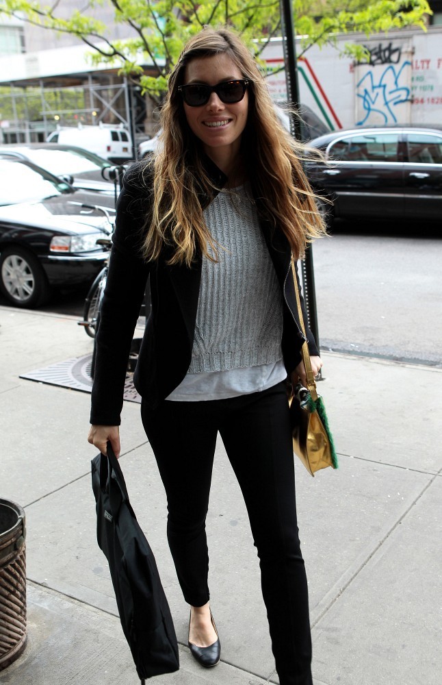 Джессика Бил. Джессика прибывает в свой отель в Нью-Йорке (6-ого мая 2013):