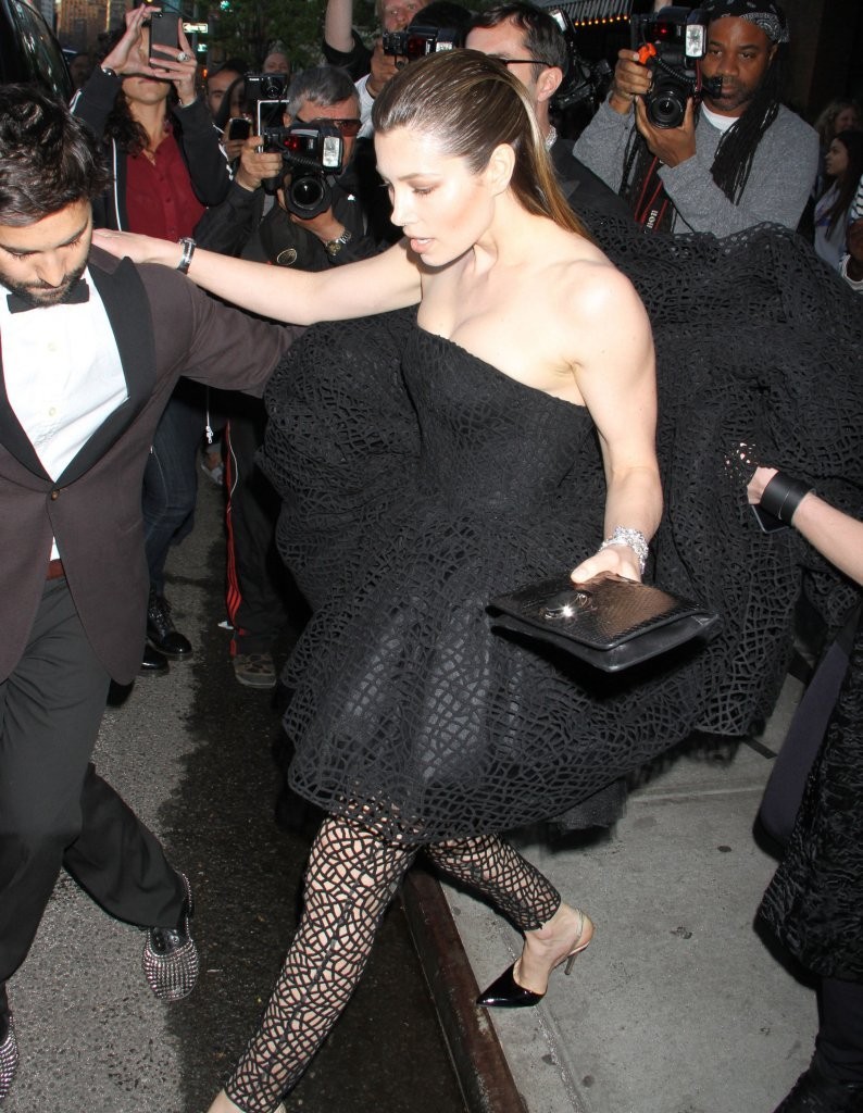 Джессика Бил. Джессика направляется на Met Gala вместе с Джамбатиста Валли (6 мая 2013):