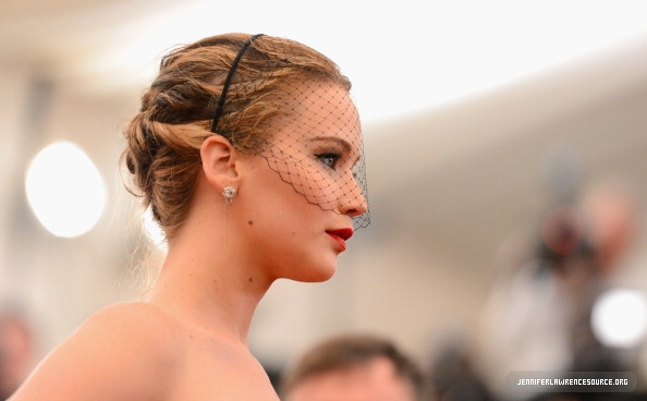 Дженнифер Лоуренс. Дженнифер на ежегодном балу Met Gala 2013