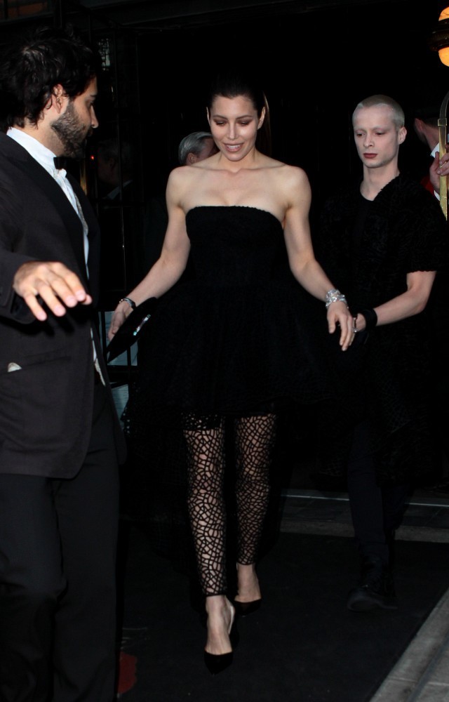 Джессика Бил. Джессика направляется на Met Gala вместе с Джамбатиста Валли (6 мая 2013):