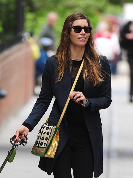 Джессика Бил. Джессика прогуливается с Тиной и Бренани по Нью-Йорку: