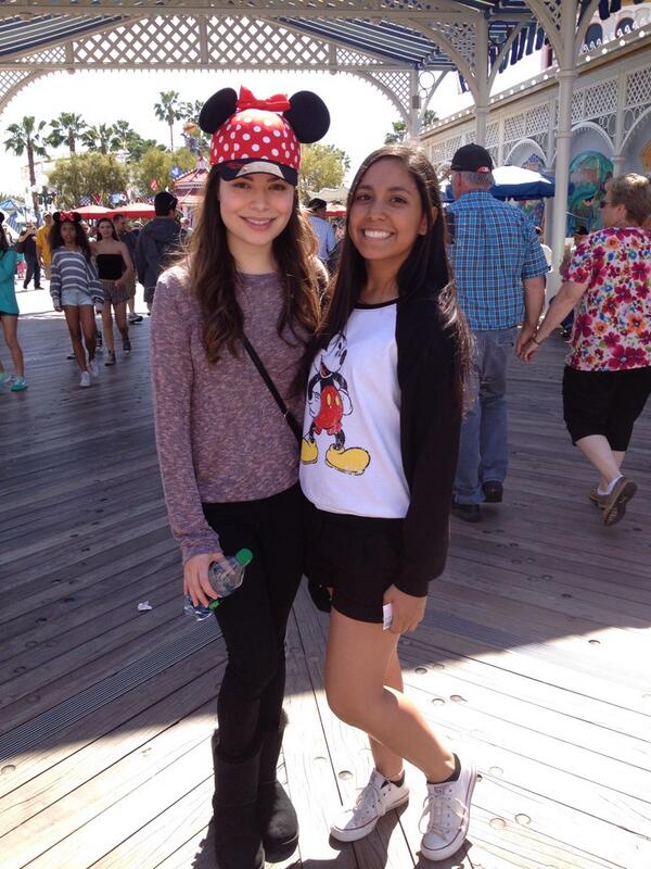 Миранда Косгроув. А между тем фаны продолжают выкладывать свои фото с Мирандой в Диснейленде. 