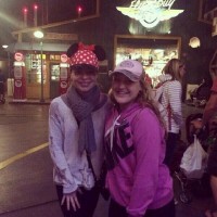 Миранда Косгроув. А между тем фаны продолжают выкладывать свои фото с Мирандой в Диснейленде. 