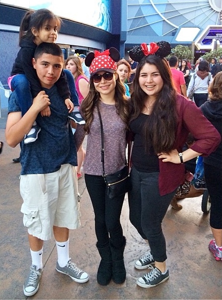 Миранда Косгроув. А между тем фаны продолжают выкладывать свои фото с Мирандой в Диснейленде. 