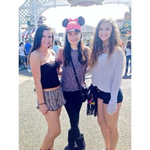 Миранда Косгроув. А между тем фаны продолжают выкладывать свои фото с Мирандой в Диснейленде. 