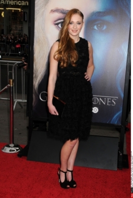 Софи Тернер. Софи Тернер на премьере 3 сезона "Игры Престолов" В Лос-Анжелесе (продолжение)