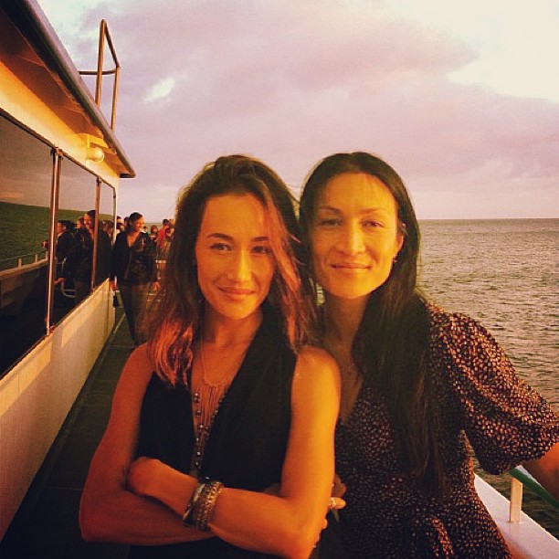 Мэгги Кью. Личные фото Мэгги с ее сестрой Николь (Дата съемки точно не известна, но приблизительно не слишком давние)