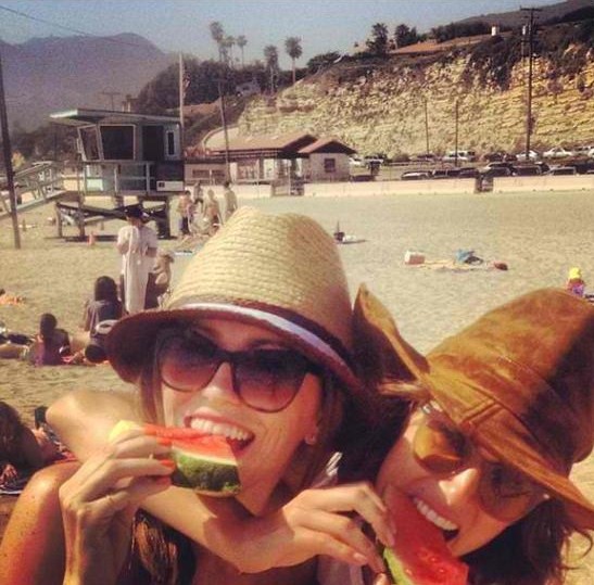 Никки Рид. Никки вместе с фэшн-стилистом Линдси Дюпюи. На пляже Малибу.