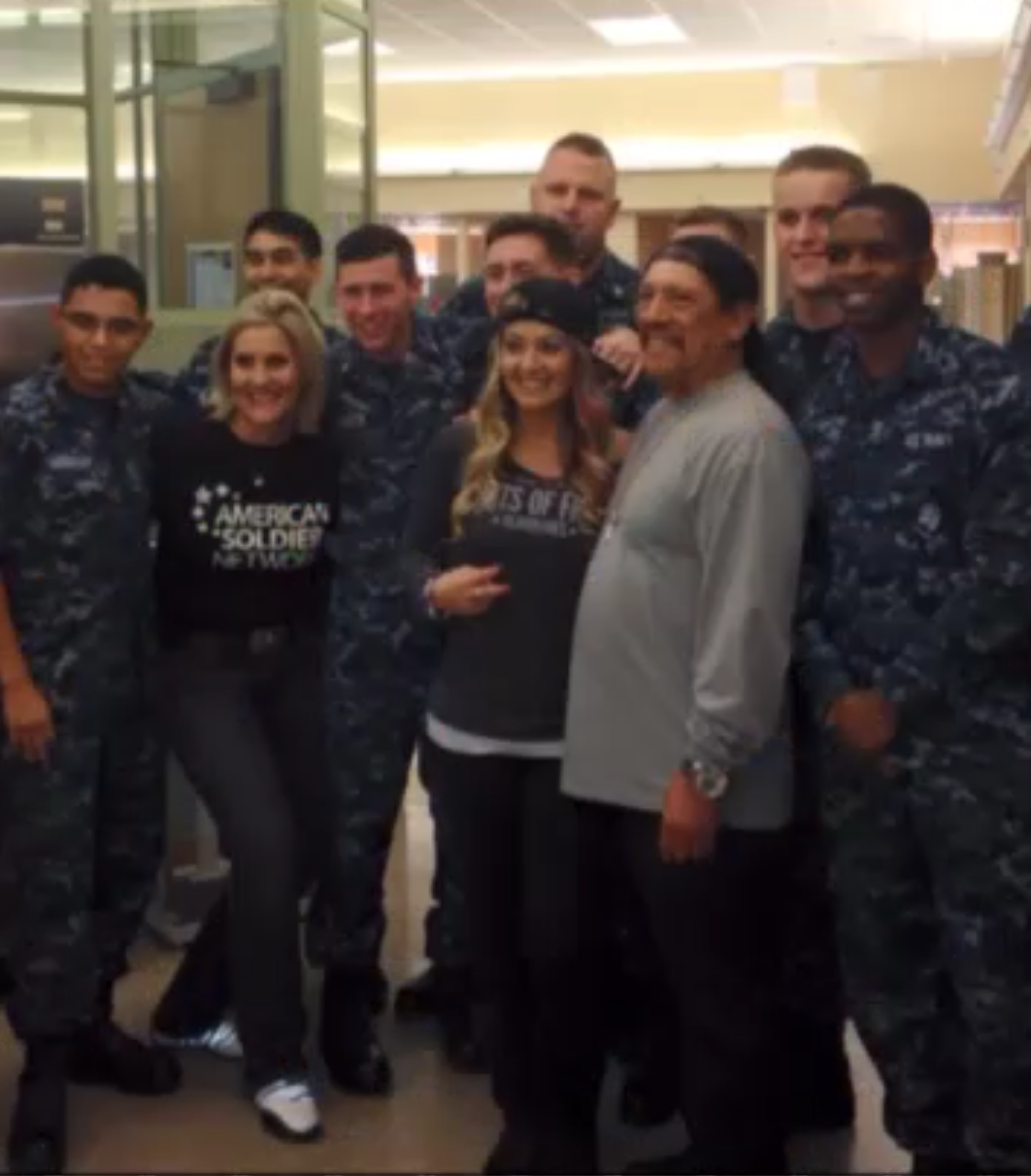 Дэнни Трехо. посещение Сообщества Американских солдатов и госпиталя