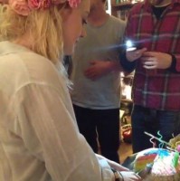 Дакота разрезает торт на ранней вечеринке своего 20-летия.