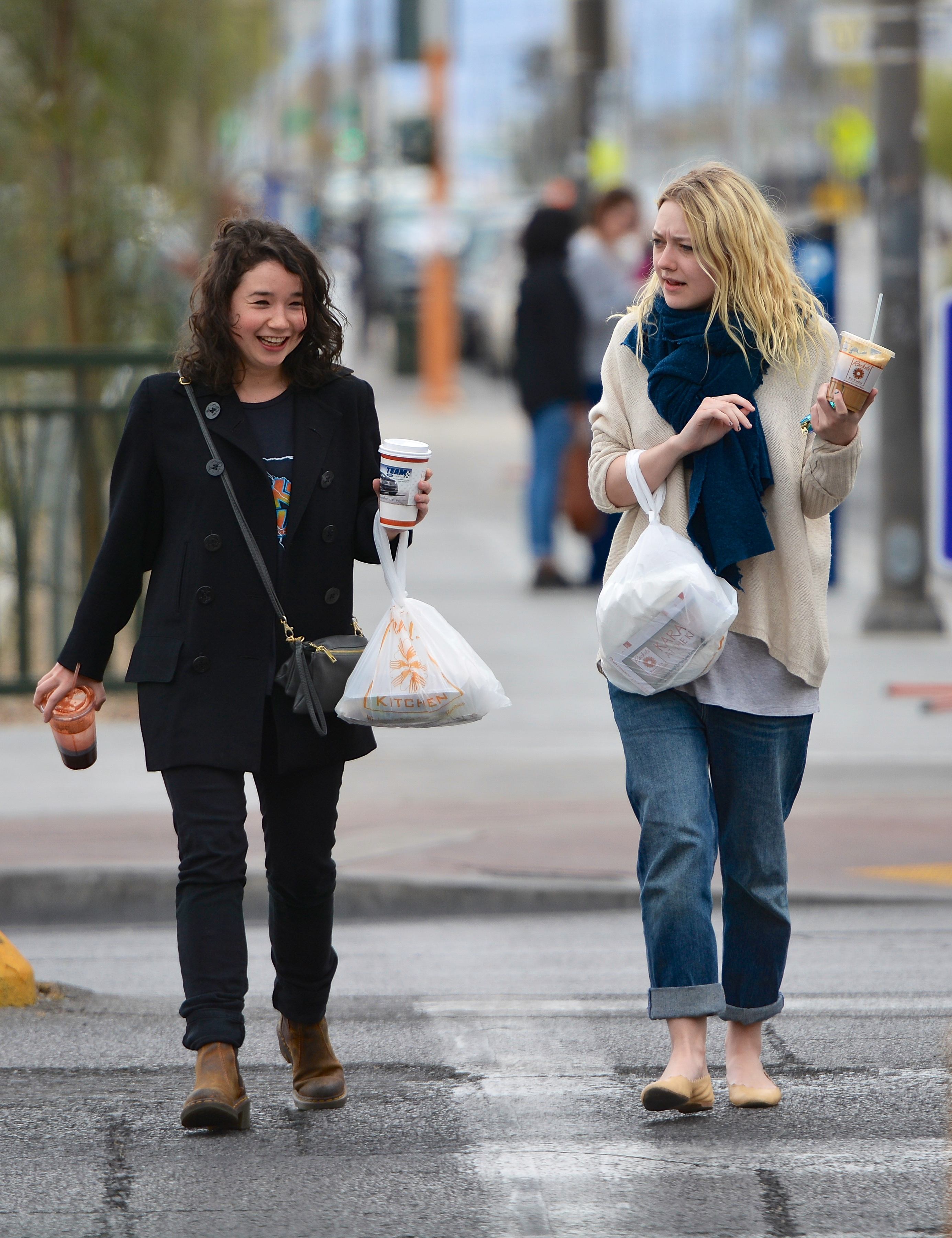 Дакота Фаннинг. Дакота была замечена в Лас-Вегасе с американской актрисой Сарой Стил, коллегой по новому фильму.