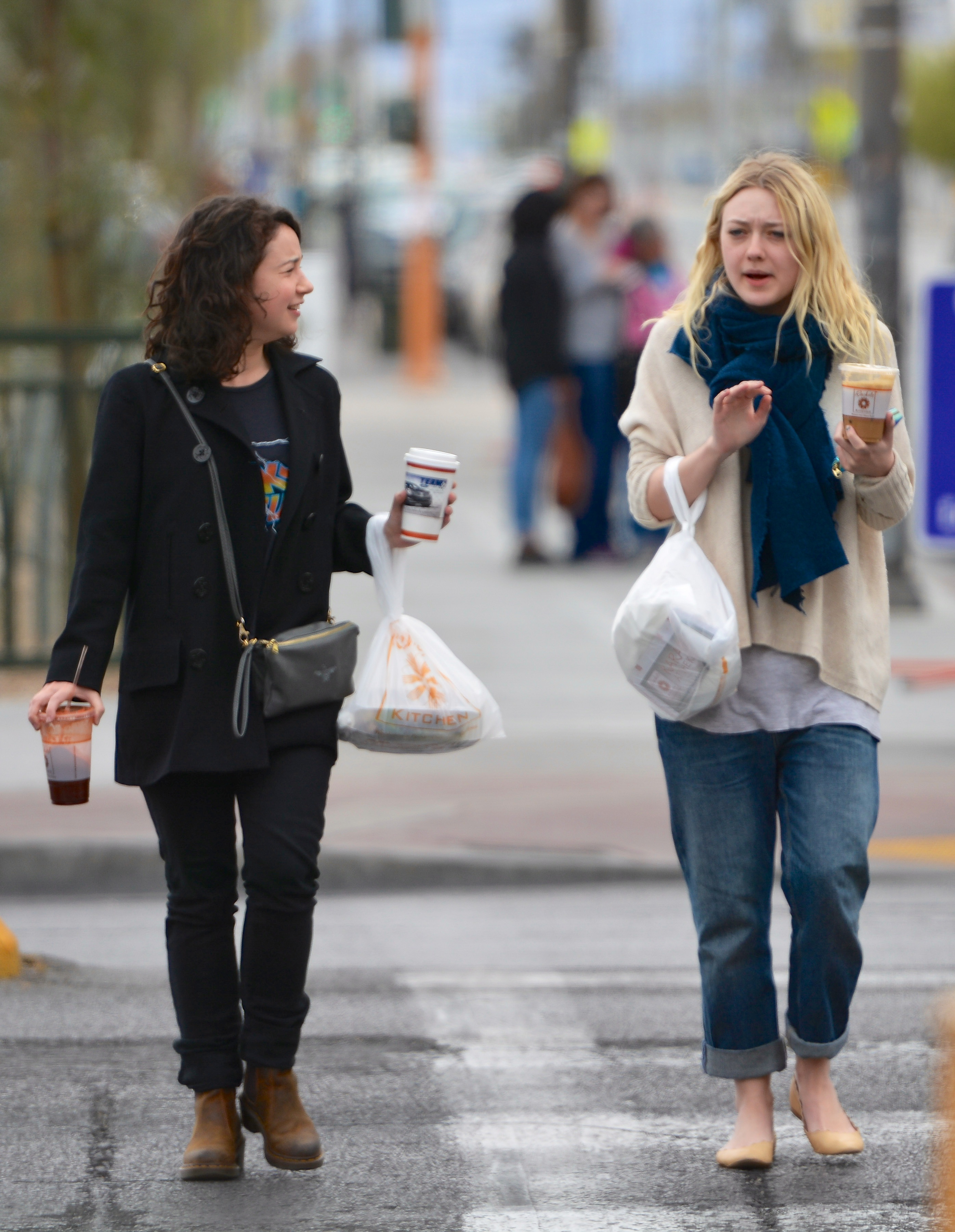 Дакота Фаннинг. Дакота была замечена в Лас-Вегасе с американской актрисой Сарой Стил, коллегой по новому фильму.