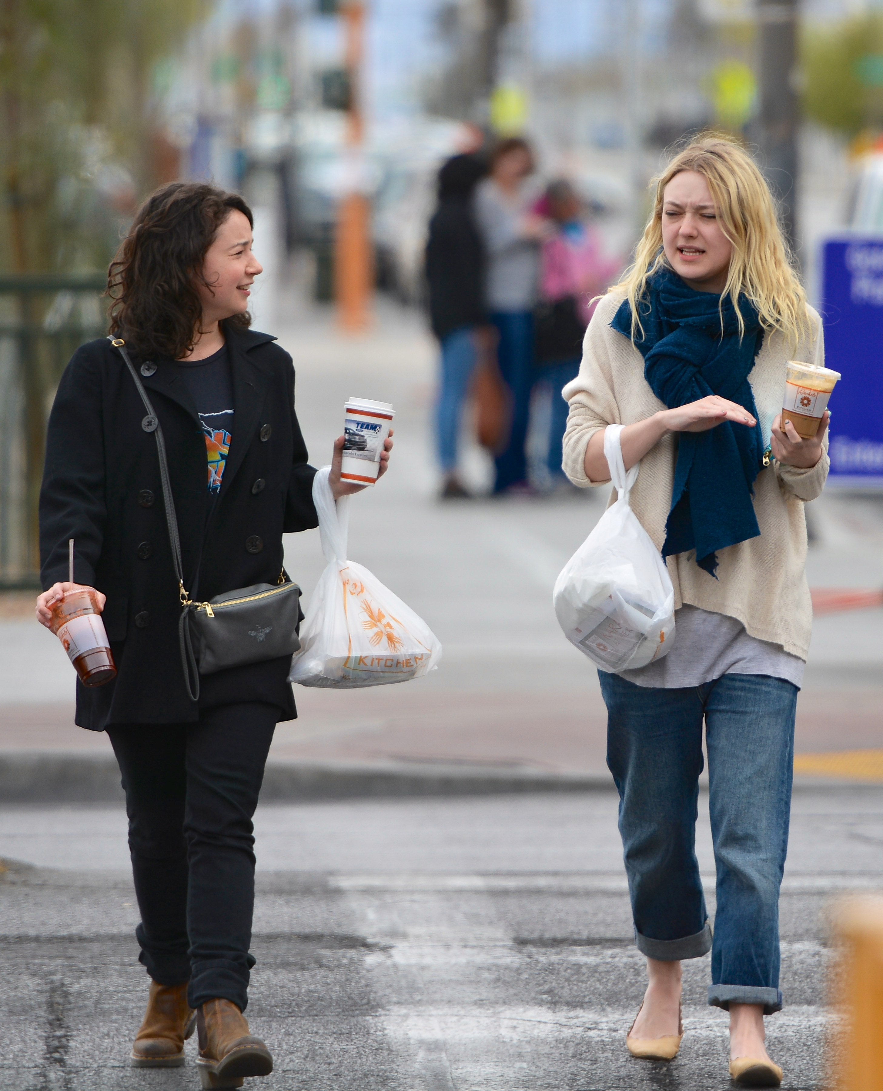 Дакота Фаннинг. Дакота была замечена в Лас-Вегасе с американской актрисой Сарой Стил, коллегой по новому фильму.