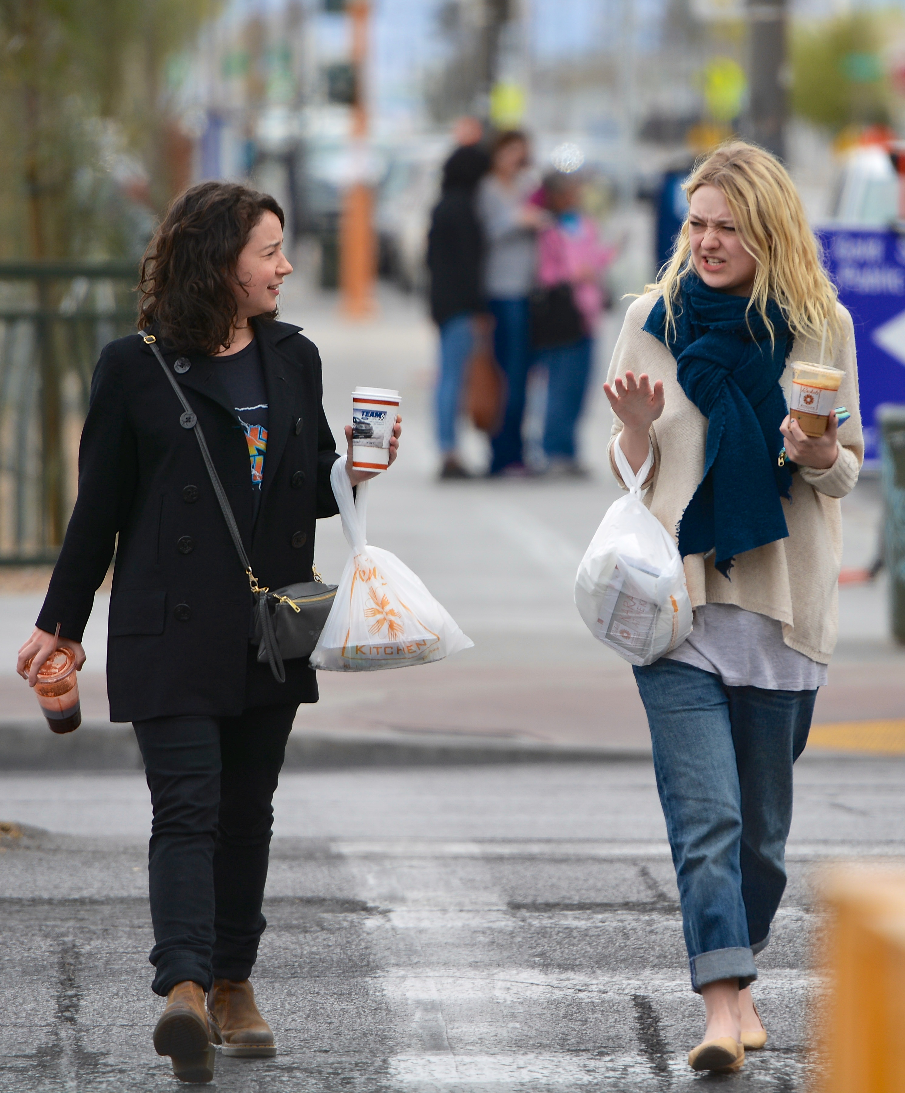 Дакота Фаннинг. Дакота была замечена в Лас-Вегасе с американской актрисой Сарой Стил, коллегой по новому фильму.