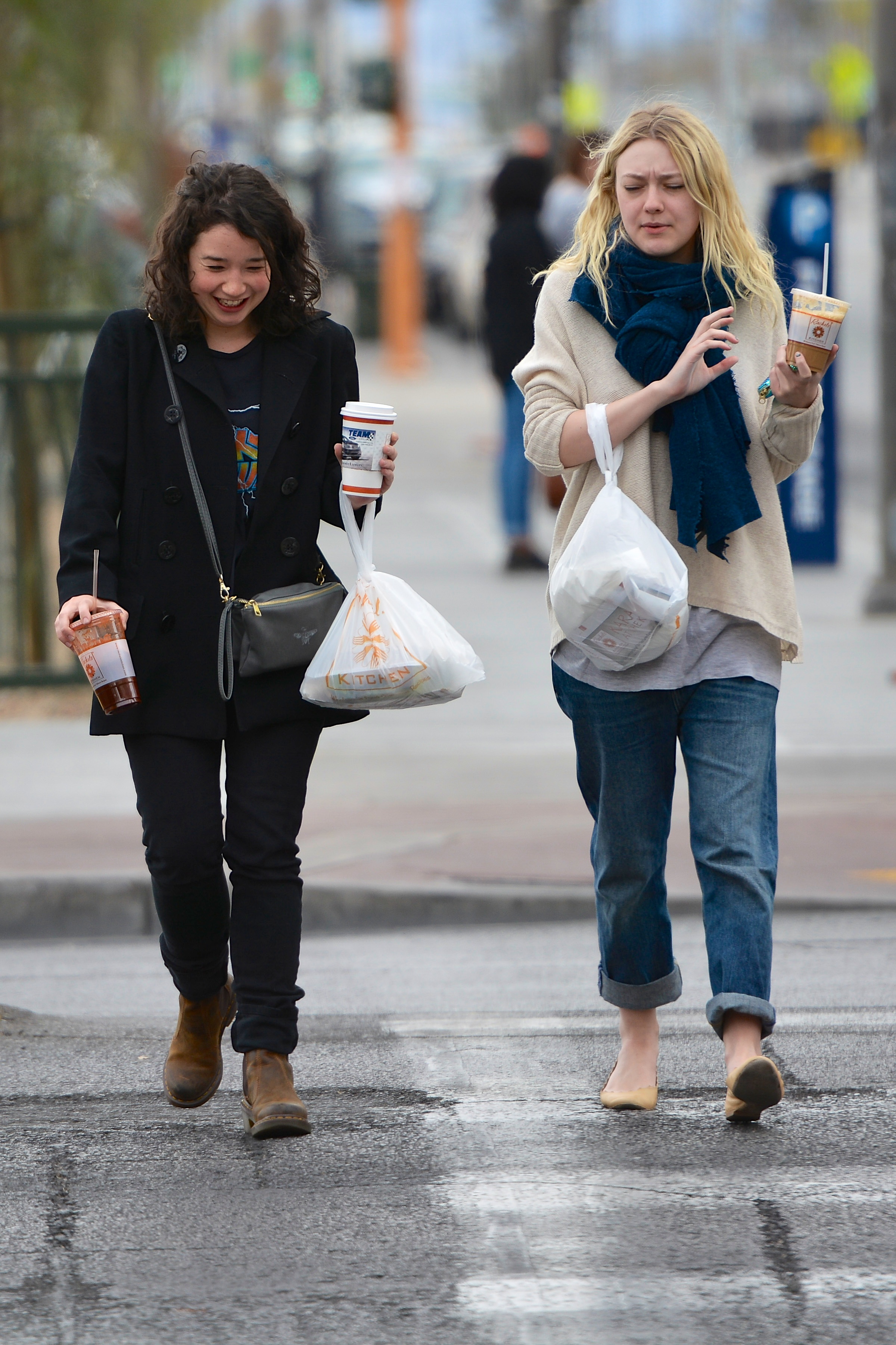 Дакота Фаннинг. Дакота была замечена в Лас-Вегасе с американской актрисой Сарой Стил, коллегой по новому фильму.