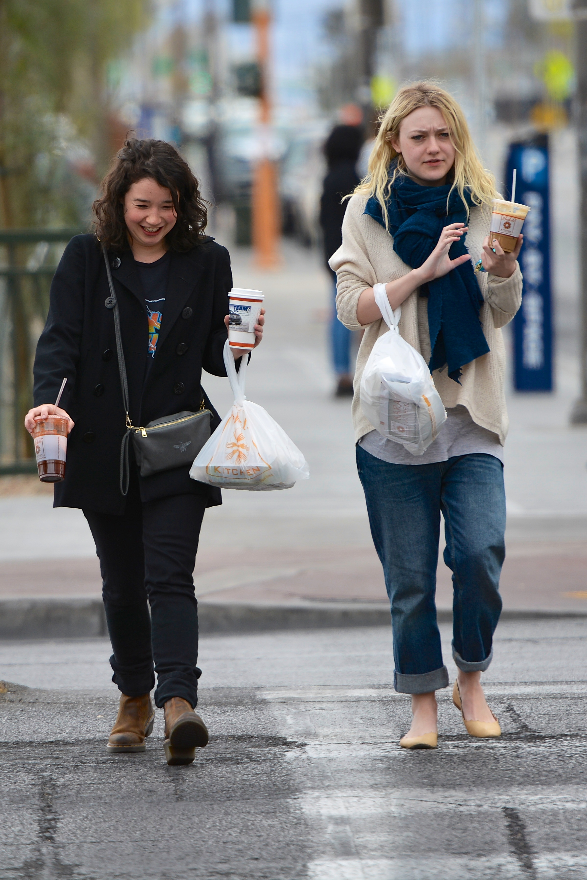 Дакота Фаннинг. Дакота была замечена в Лас-Вегасе с американской актрисой Сарой Стил, коллегой по новому фильму.