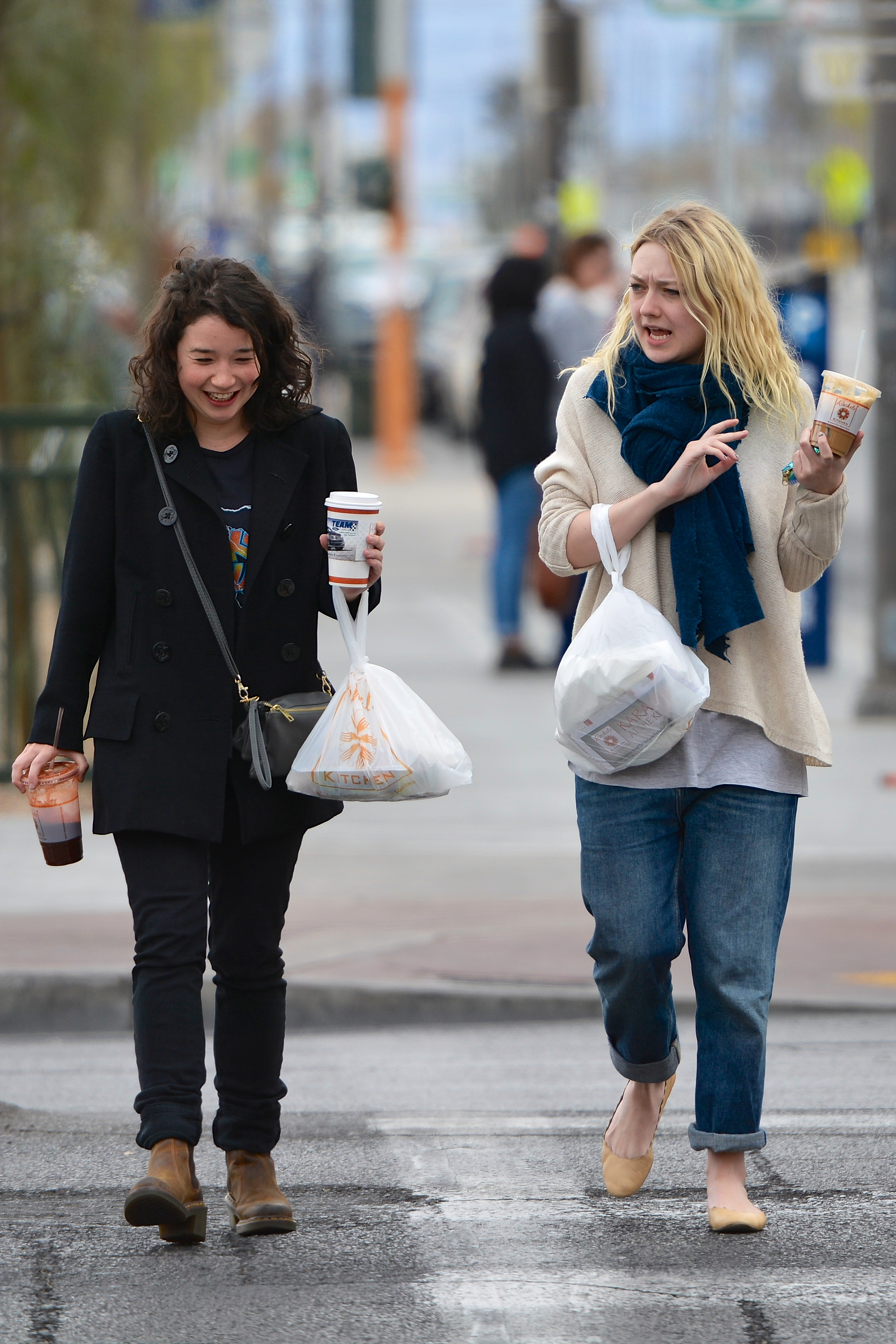 Дакота Фаннинг. Дакота была замечена в Лас-Вегасе с американской актрисой Сарой Стил, коллегой по новому фильму.