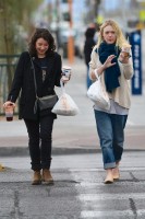 Дакота Фаннинг. Дакота была замечена в Лас-Вегасе с американской актрисой Сарой Стил, коллегой по новому фильму.