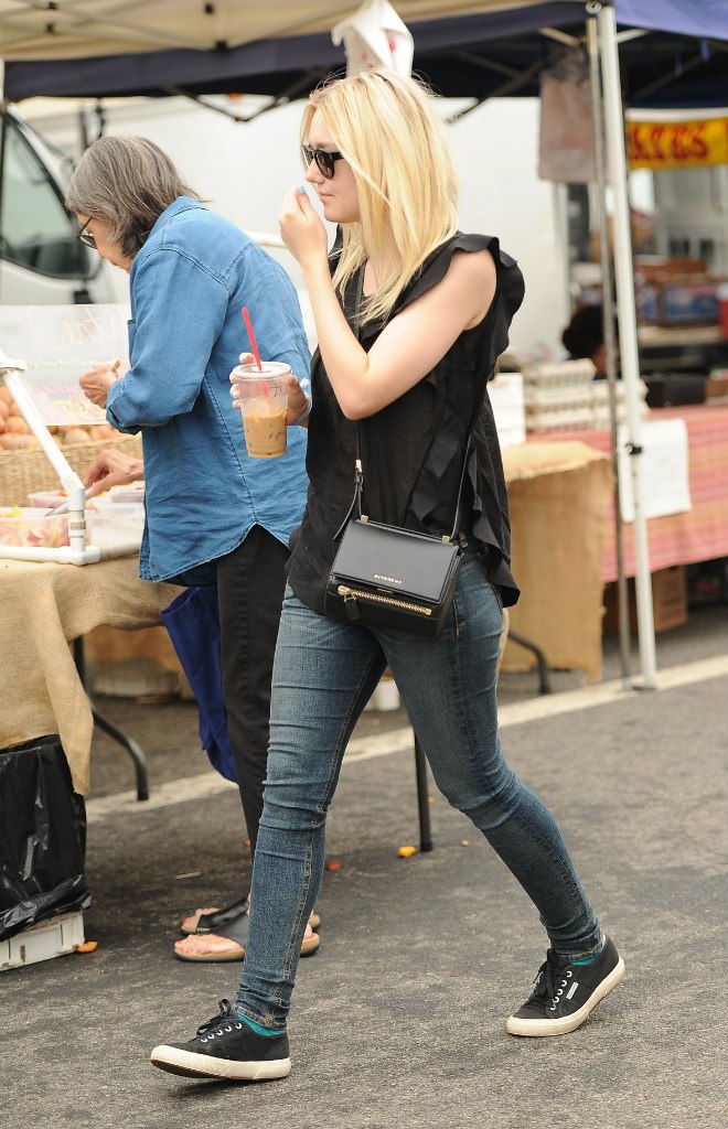 Дакота Фаннинг. Дакота с друзьями побывали на сельскохозяйственном рынке в Лос-Анджелесе.