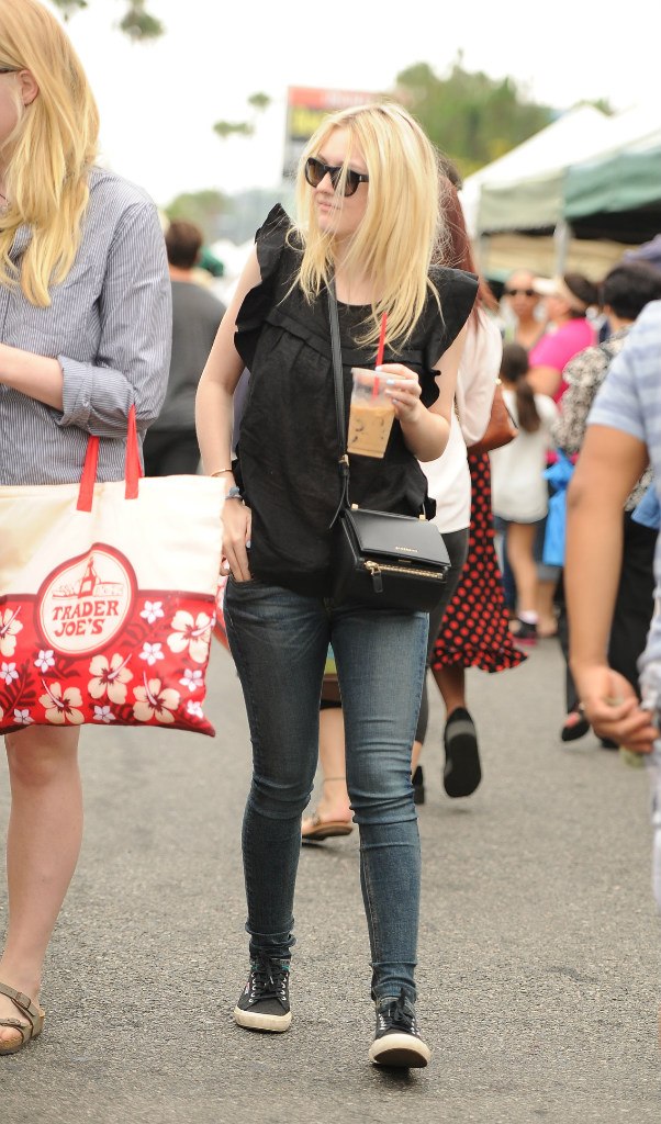 Дакота Фаннинг. Дакота с друзьями побывали на сельскохозяйственном рынке в Лос-Анджелесе.