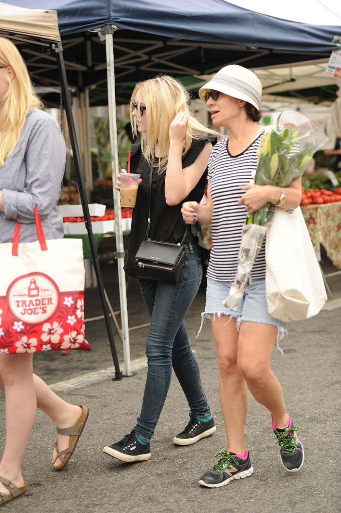 Дакота Фаннинг. Дакота с друзьями побывали на сельскохозяйственном рынке в Лос-Анджелесе.