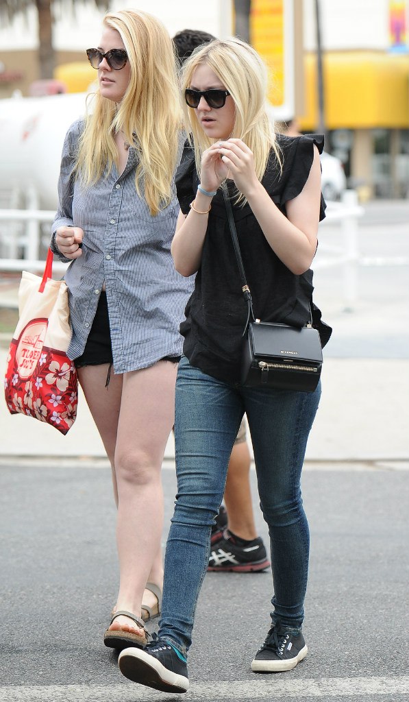 Дакота Фаннинг. Дакота с друзьями побывали на сельскохозяйственном рынке в Лос-Анджелесе.