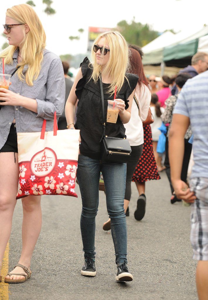 Дакота Фаннинг. Дакота с друзьями побывали на сельскохозяйственном рынке в Лос-Анджелесе.