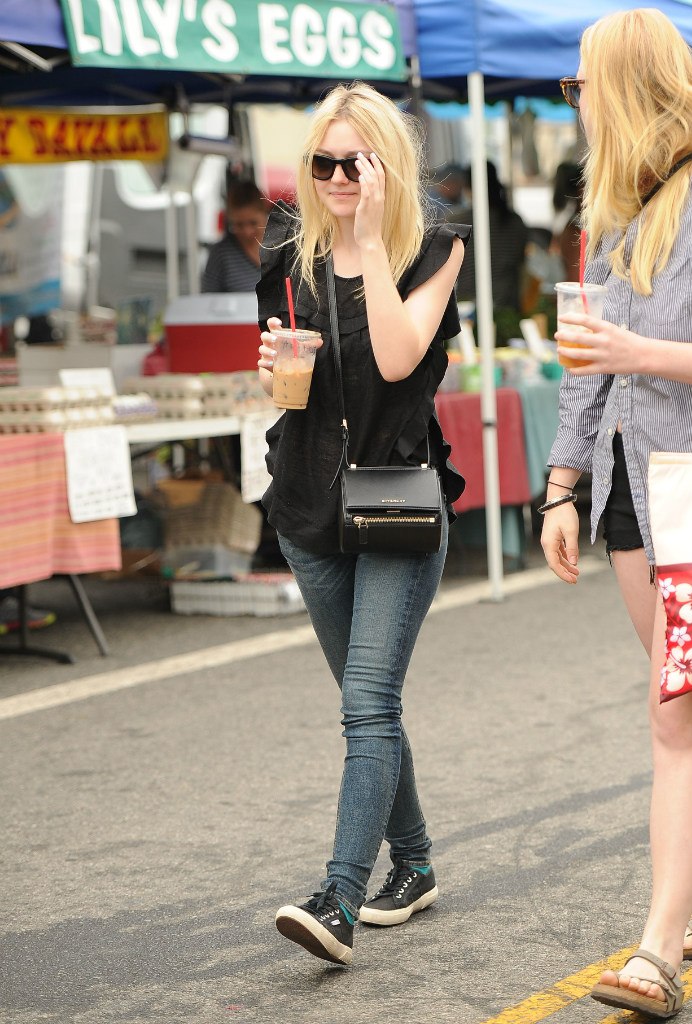 Дакота Фаннинг. Дакота с друзьями побывали на сельскохозяйственном рынке в Лос-Анджелесе.