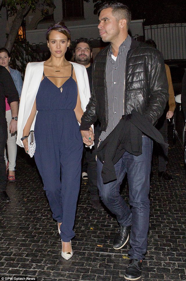 Джессика Альба. Джессика Альба с мужем отправляется на свидание