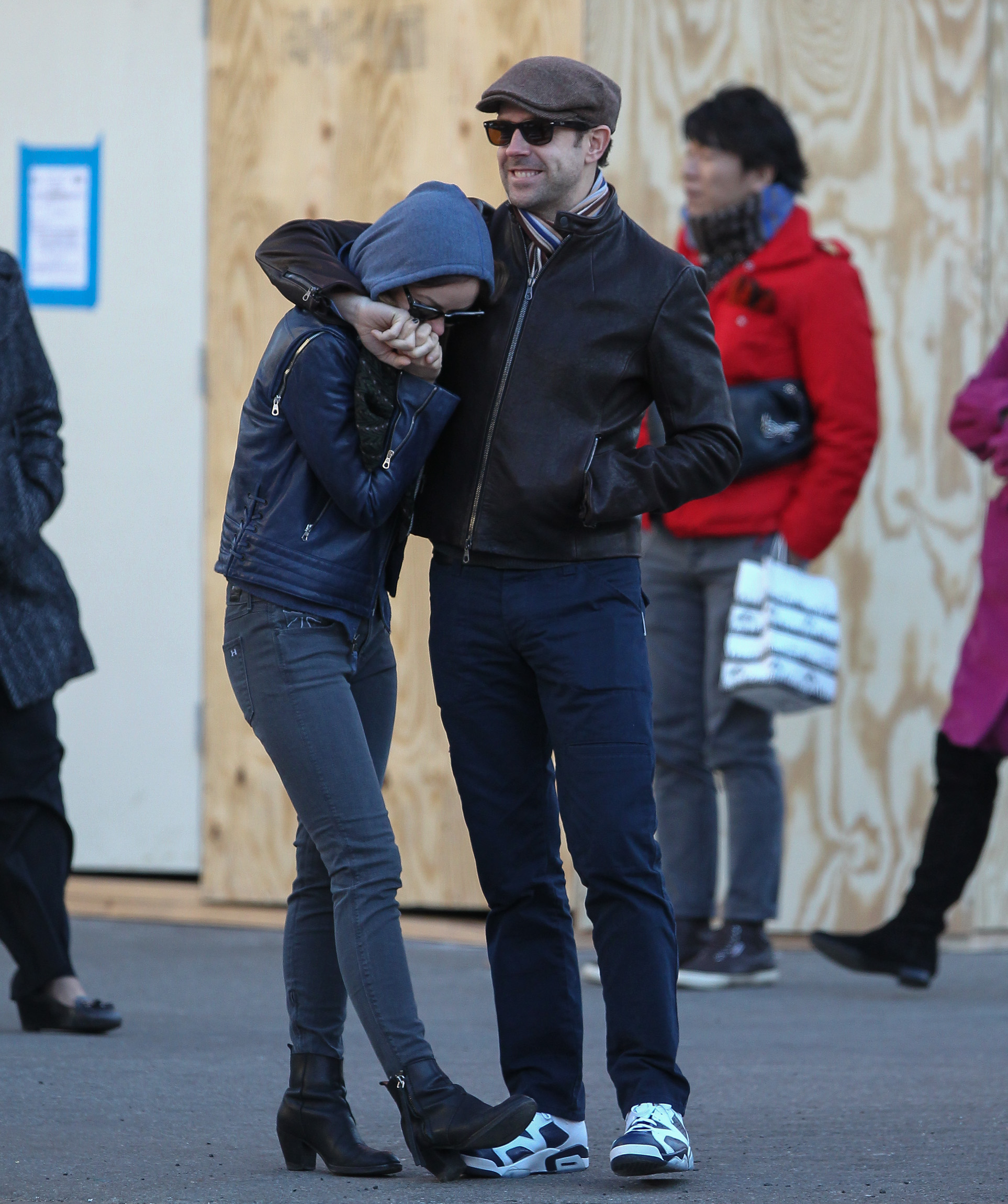 Оливия Уайлд. Оливия и Джейсон во время прогулки по улицам Нью-Йорка