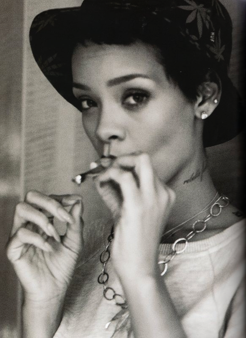 Рианна. В сети появились новые фотографии с промо-фотосессии к седьмому студийному альбому Рианны - «Unapologetic». 