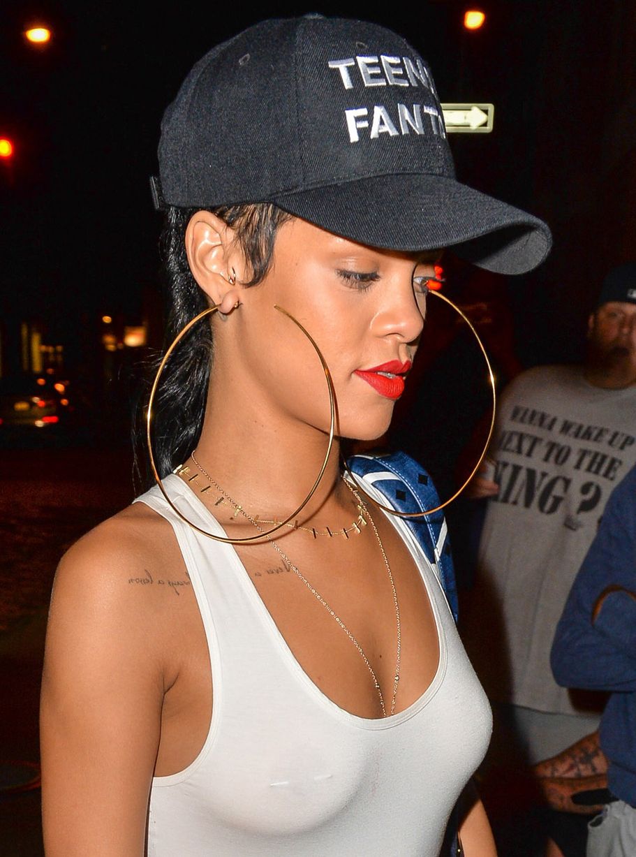 Рианна. RIHANNA НАПРАВЛЯЕТСЯ В РЕСТОРАН DA SILVANO В НЬЮ-ЙОРКЕ - 4 СЕНТЯБРЯ