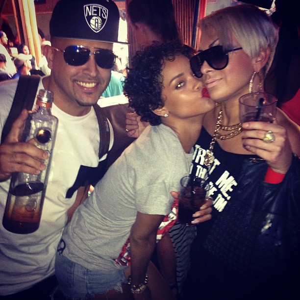 Рианна. РИАННА НА ПРАЗДНОВАНИИ ДНЯ РОЖДЕНИЯ СВОЕГО ДРУГА В МАЙАМИ - 11 АВГУСТА 