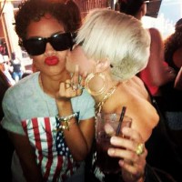 Рианна. РИАННА НА ПРАЗДНОВАНИИ ДНЯ РОЖДЕНИЯ СВОЕГО ДРУГА В МАЙАМИ - 11 АВГУСТА 