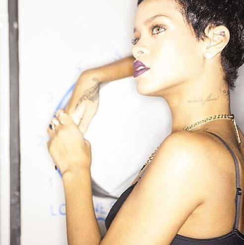Рианна. В сети появились новые фотографии с промо-фотосессии к седьмому студийному альбому Рианны - «Unapologetic». 