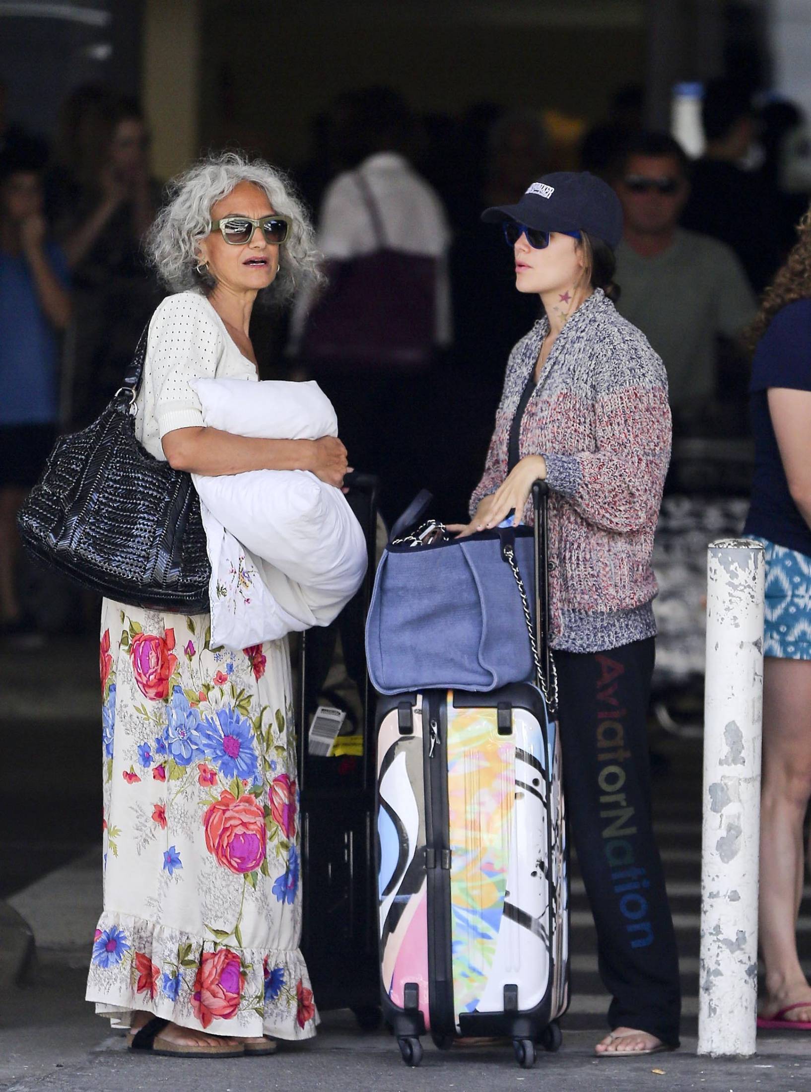 Рэйчел Билсон. Рэйчел и ее мама Дженис прибыли в аэропорт LAX - Лос-Анджелес, Калифорния