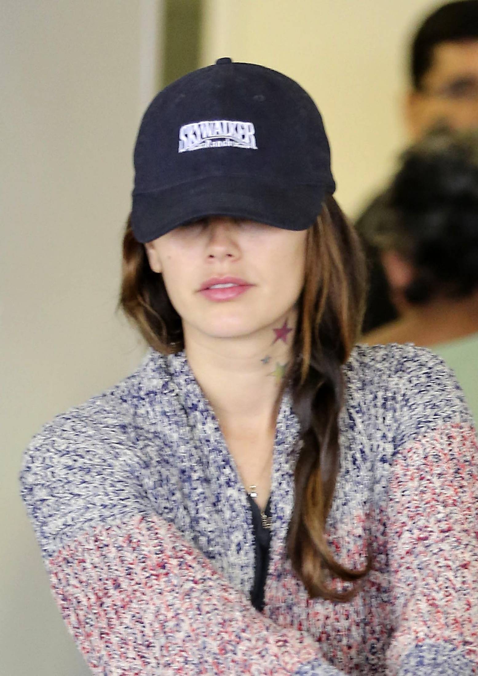 Рэйчел Билсон. Рэйчел и ее мама Дженис прибыли в аэропорт LAX - Лос-Анджелес, Калифорния