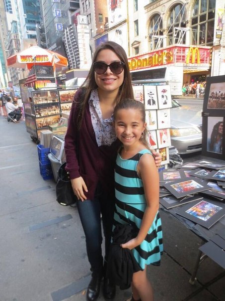 Миранда Косгроув. Миранда посетила Нью-Йорк, где участвовала в фотосессии и по пути встречала поклонников. 