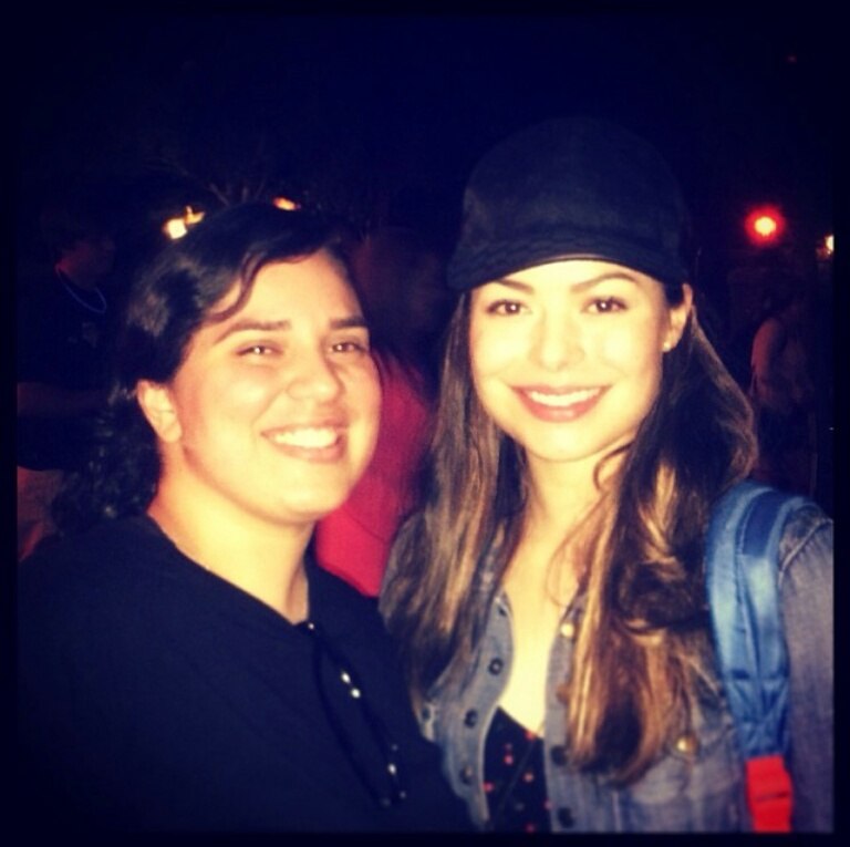 Миранда Косгроув. Угадайте,где встретили Миранду поклонники? Конечно же в Диснейденде, она любит там бывать:)