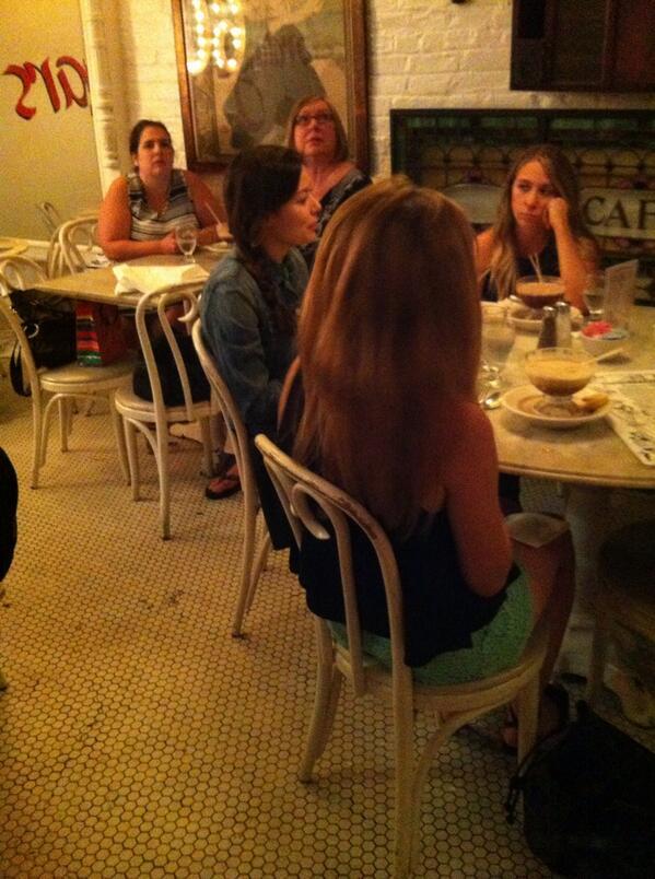 Миранда Косгроув. Миранда с подругами Дженнет и Ниной отдыхает в Нью-Йорке