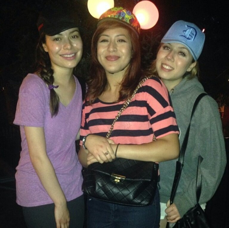 Миранда Косгроув. Угадайте,где встретили Миранду поклонники? Конечно же в Диснейденде, она любит там бывать:)