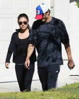 Эштон Катчер. Мила и Эштон на утренней прогулке в Голливуде, Калифорния