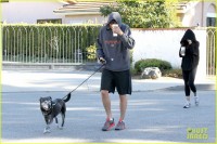 Мила и Эштон выгуливают собаку