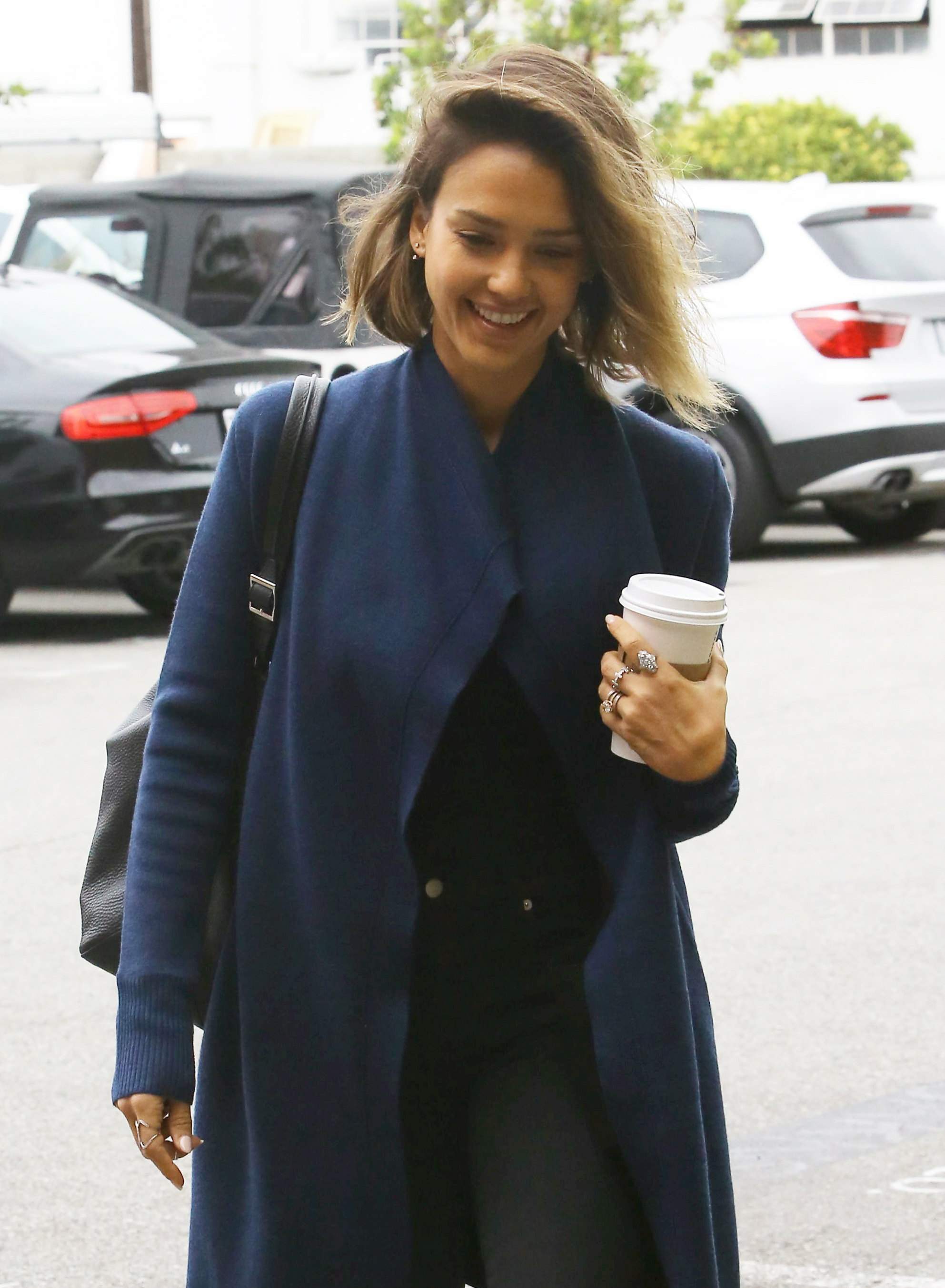 Джессика Альба. Джессика Альба направляется в салон