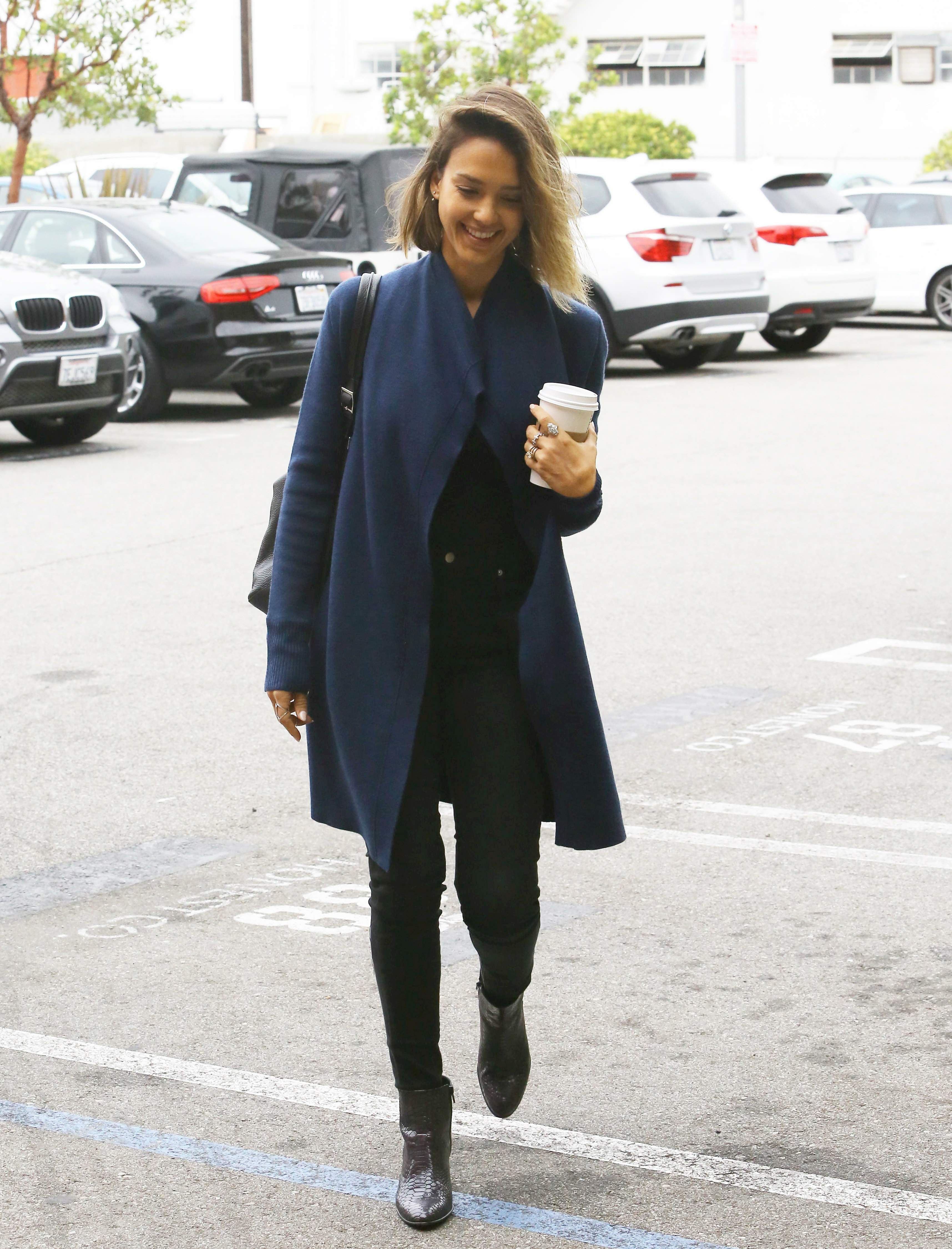 Джессика Альба. Джессика Альба направляется в салон