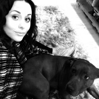 Пекрасное фото Сурии и ее собаки из Instagram'а.