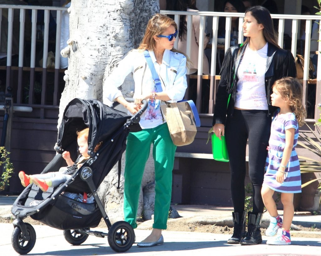 Джессика Альба. Джессика Альба с дочками покидает ресторан Le Pain Quotidien - ЛА, 30 марта, 2013