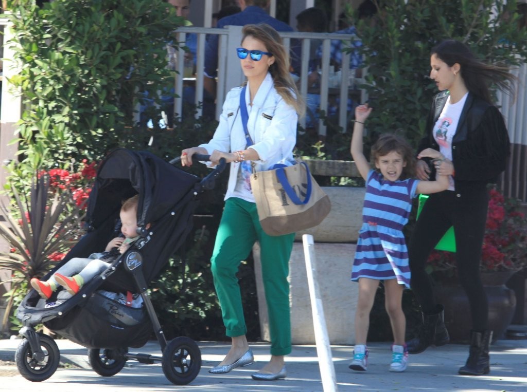 Джессика Альба. Джессика Альба с дочками покидает ресторан Le Pain Quotidien - ЛА, 30 марта, 2013