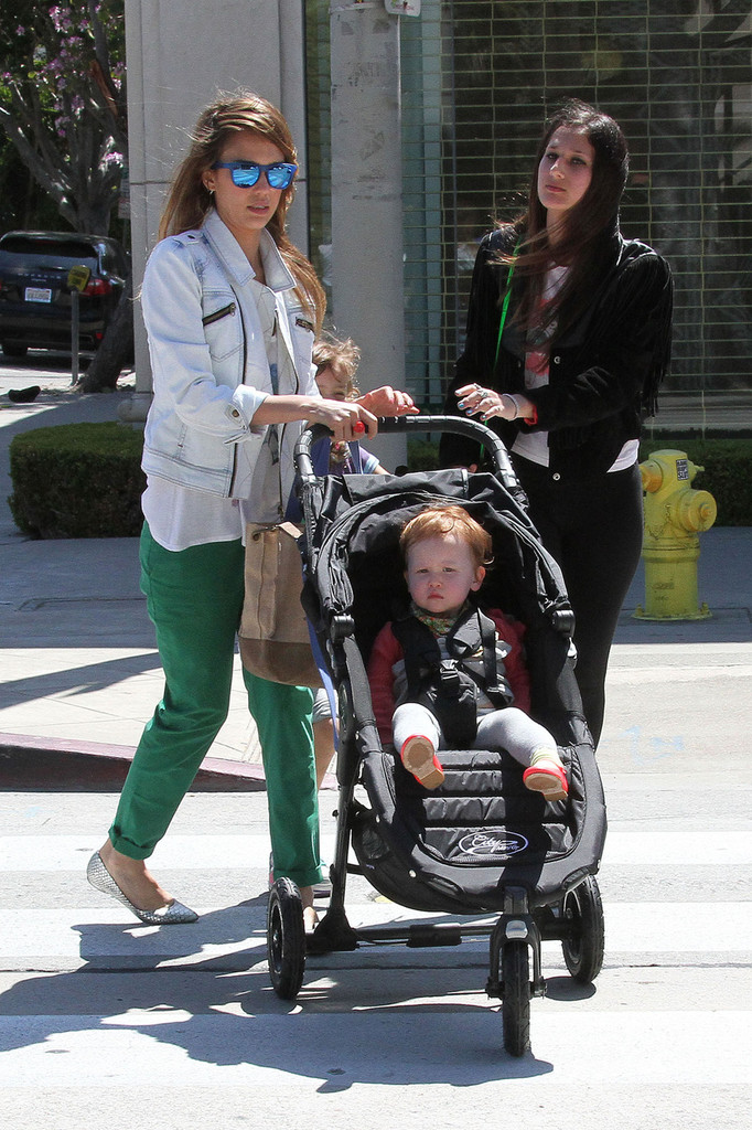 Джессика Альба. Джессика Альба с дочками покидает ресторан Le Pain Quotidien - ЛА, 30 марта, 2013